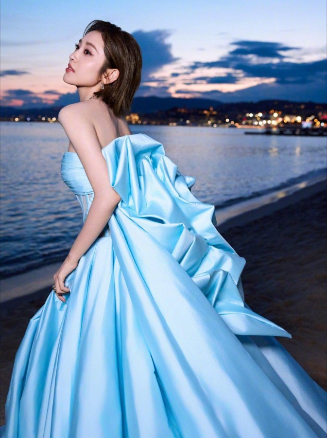 النجمة الصينية Yixin Tang - الصورة من المصمم روبير أبي نادر